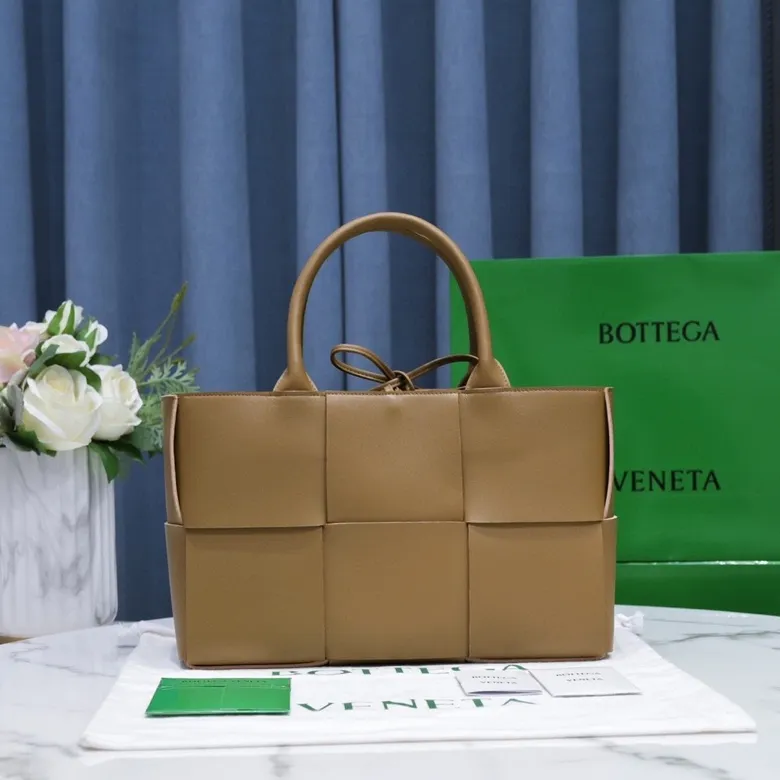 Batch 1760 medium arco, BottegaVeneta# official website latest cowhide leather with inner sheepskin SLIP tote handbag, and the logo has been changed to the side panel😍The oversized woven design really makes it a huge gap from ordinary tote bags🔗🔗Different color combinations inside and outside ⛓Daniel Lee leads the brand's DNA to continue to evolve with fresh inspiration🧬🧬showing a balanced style of luxury and reality👉: 30*20*12 Model: 9893#